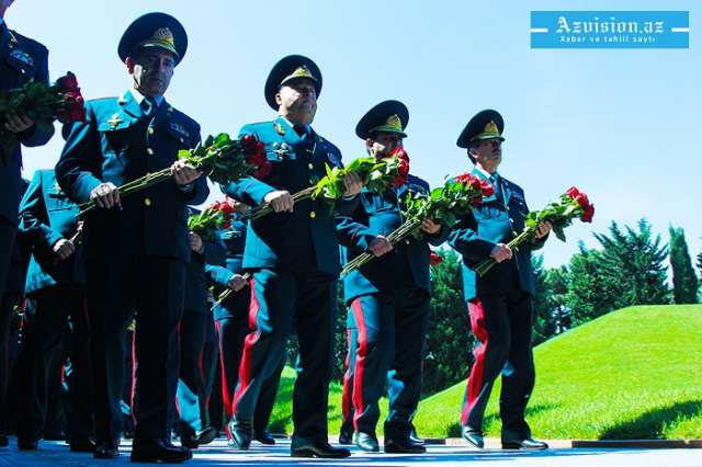 Azerbaijani people commemorates National Leader Heydar Aliyev - PHOTOS